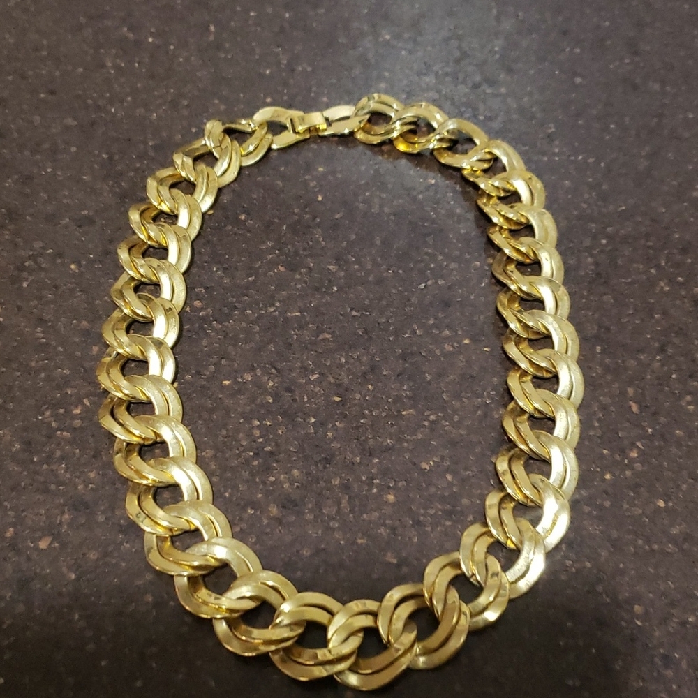 Double circle twist goldtone necklace. 18"